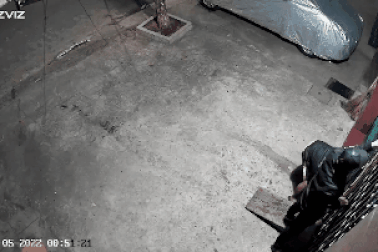 Khóa trái cửa, xịt hơi cay vào nhà để đòi nợ