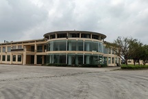 Trung tâm hàng chục tỉ đồng bị bỏ hoang, vẫn xin cấp phép để sửa chữa