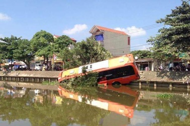 Xe giường nằm lao xuống sông, 7 người thoát chết