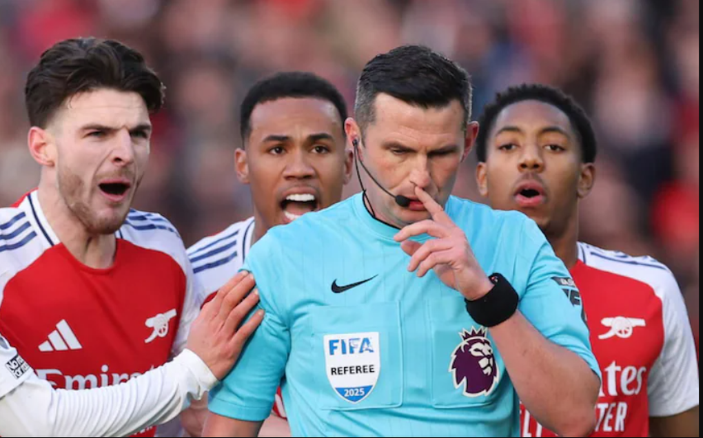 Trọng tài bị dọa giết khi đuổi cầu thủ Arsenal rất khó hiểu - 2 Trọng tài bị dọa giết khi đuổi cầu thủ Arsenal rất khó hiểu - 2