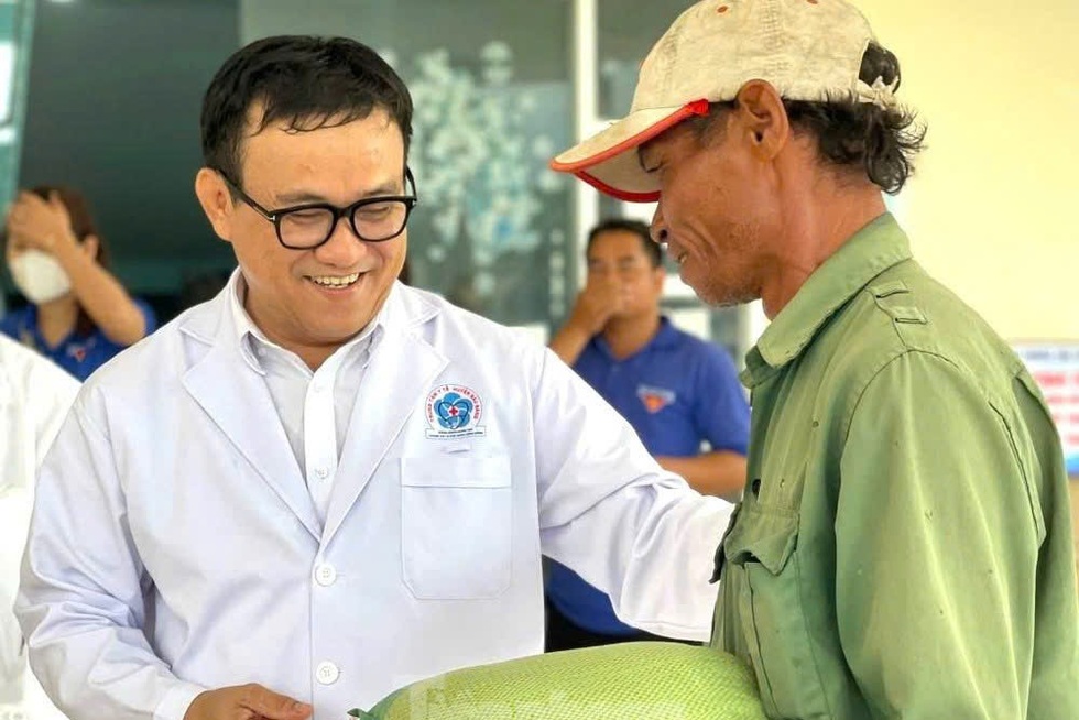 Cấp cứu trên không, “đưa viện về làng” và trăn trở của những thầy thuốc trẻ - 4