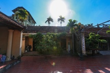 Nhà cổ gỗ lim chứa toàn “báu vật” độc nhất của dòng họ nức tiếng Hà Thành