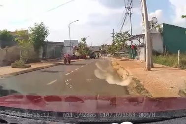 Thanh niên đầu trần, vượt ẩu gây tai nạn cho người đi đường