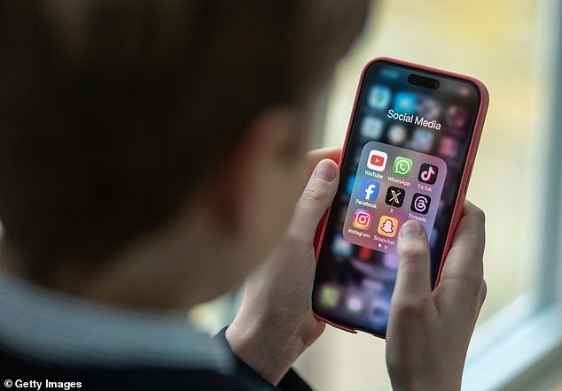 យុវជនចង់ឈប់ញៀនទូរស័ព្ទតែមិនចេះធ្វើ - ២ Người trẻ muốn cai nghiện điện thoại nhưng không biết làm thế nào - 2