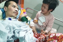 Mẹ bỏ đi, bé 3 tuổi khóc nghẹn bên người cha sống thực vật