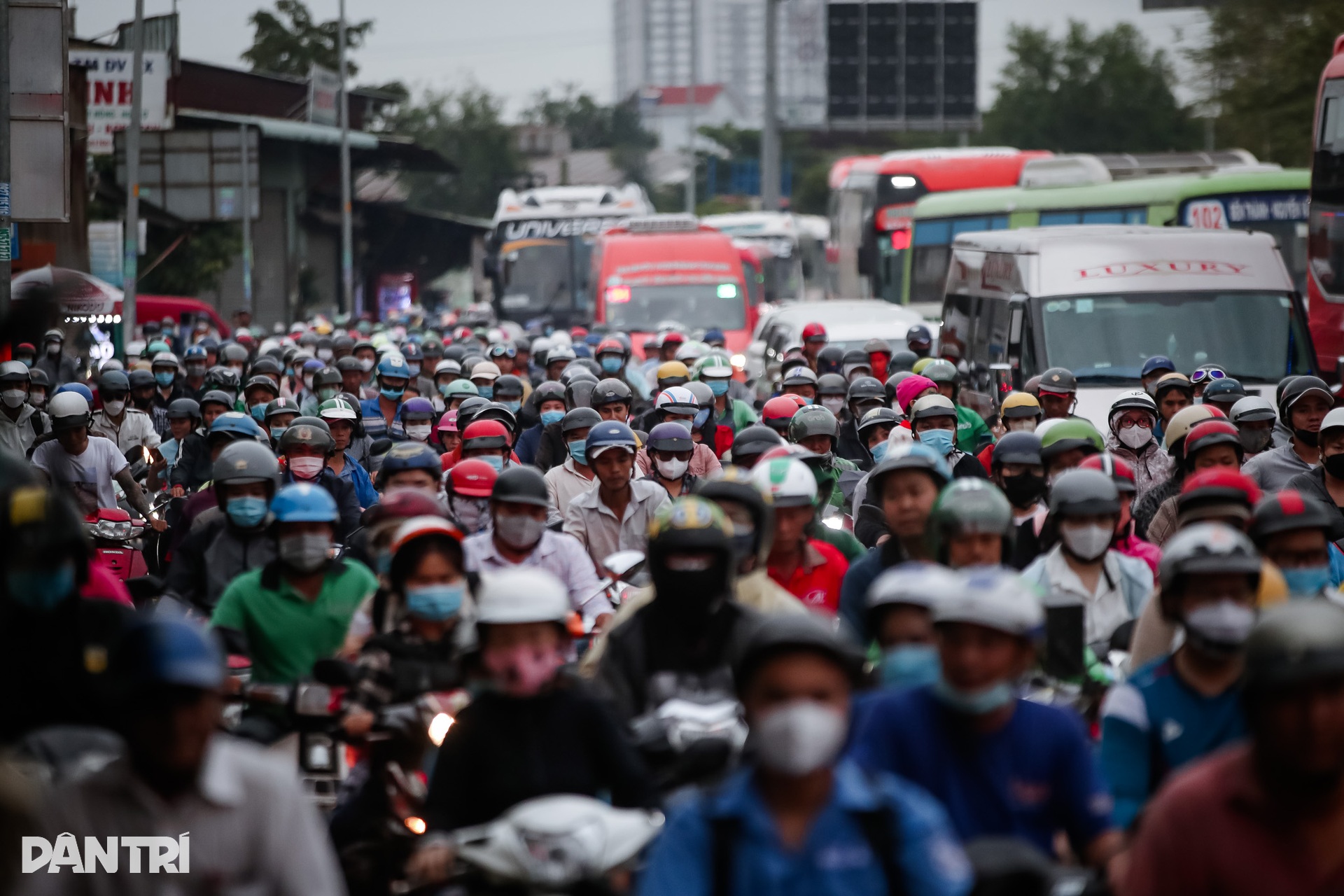 Người dân ở TPHCM vạ vật, nhích từng chút trên đường về quê nghỉ lễ - 6