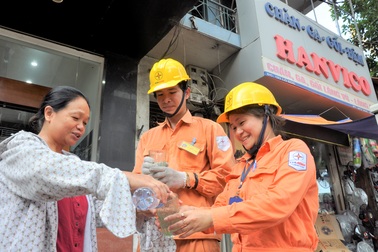 Thợ điện và những đêm không ngủ cho người dân yên giấc