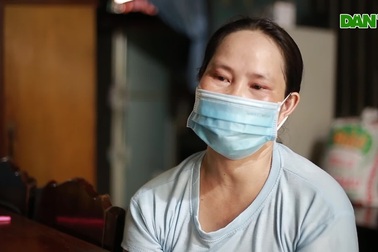 Mẹ đơn thân khóc nghẹn khi nhận tiền hỗ trợ