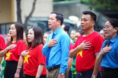 Xưởng sản xuất ngập tràn cờ Tổ quốc, hàng nghìn công nhân cùng hát quốc ca