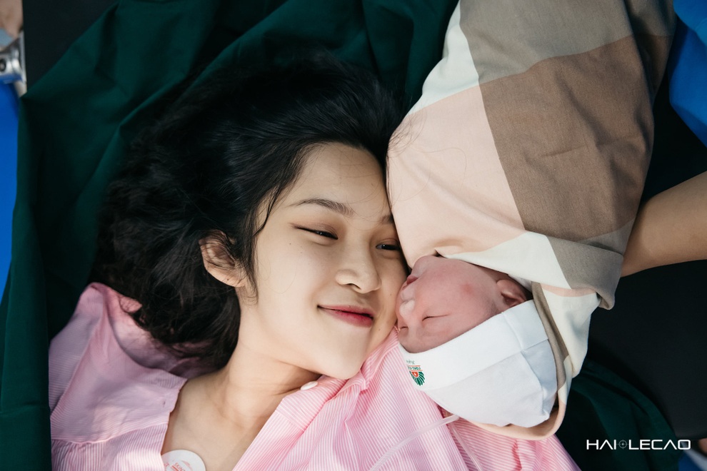 Bộ ảnh để đời của chàng nhiếp ảnh gia ghi lại khoảnh khắc con gái chào đời - 9 Bộ ảnh để đời của chàng nhiếp ảnh gia ghi lại khoảnh khắc con gái chào đời - 9