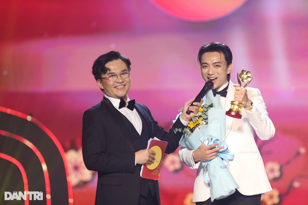 Anh trai chông gai - Anh trai say hi đồng giải ở Mai Vàng, fan tranh cãi - 4 Anh trai chông gai - Anh trai say hi đồng giải ở Mai Vàng, fan tranh cãi - 4