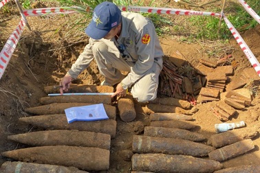 Đào móng xây nhà, phát hiện hàng loạt đạn pháo, mìn, ngòi nổ