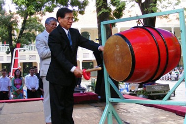 Chủ tịch nước đánh trống khai giảng năm học 2009 - 2010