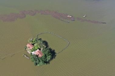 Ngôi nhà hình trái tim và chuyện tình của người đàn ông khuyết tật