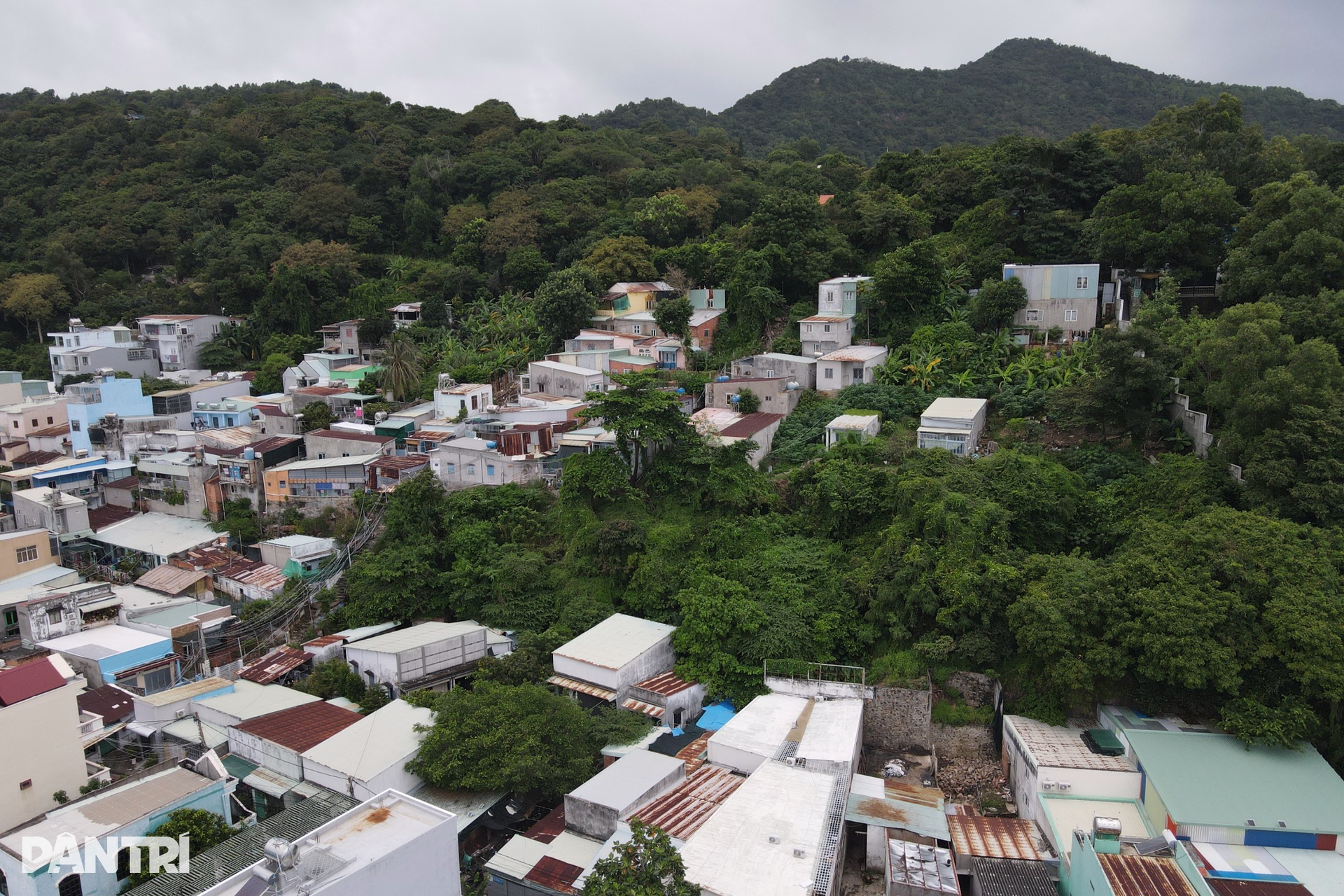 Cận cảnh khu vực nguy cơ sạt lở khiến 19 hộ dân Vũng Tàu di dời trong đêm - 3 Cận cảnh khu vực nguy cơ sạt lở khiến 19 hộ dân Vũng Tàu di dời trong đêm - 3