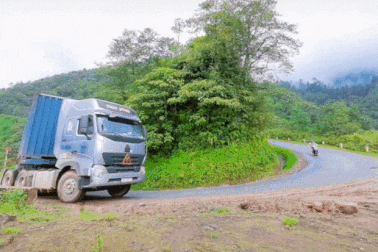 Tranh cãi tình huống xe container vào cua, xe máy ngã ra đường để tránh