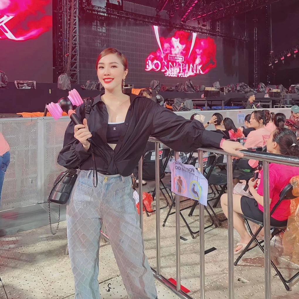 Loạt khoảnh khắc đội mưa đi xem Blackpink đáng nhớ của sao Việt - 8 Loạt khoảnh khắc đội mưa đi xem Blackpink đáng nhớ của sao Việt - 8
