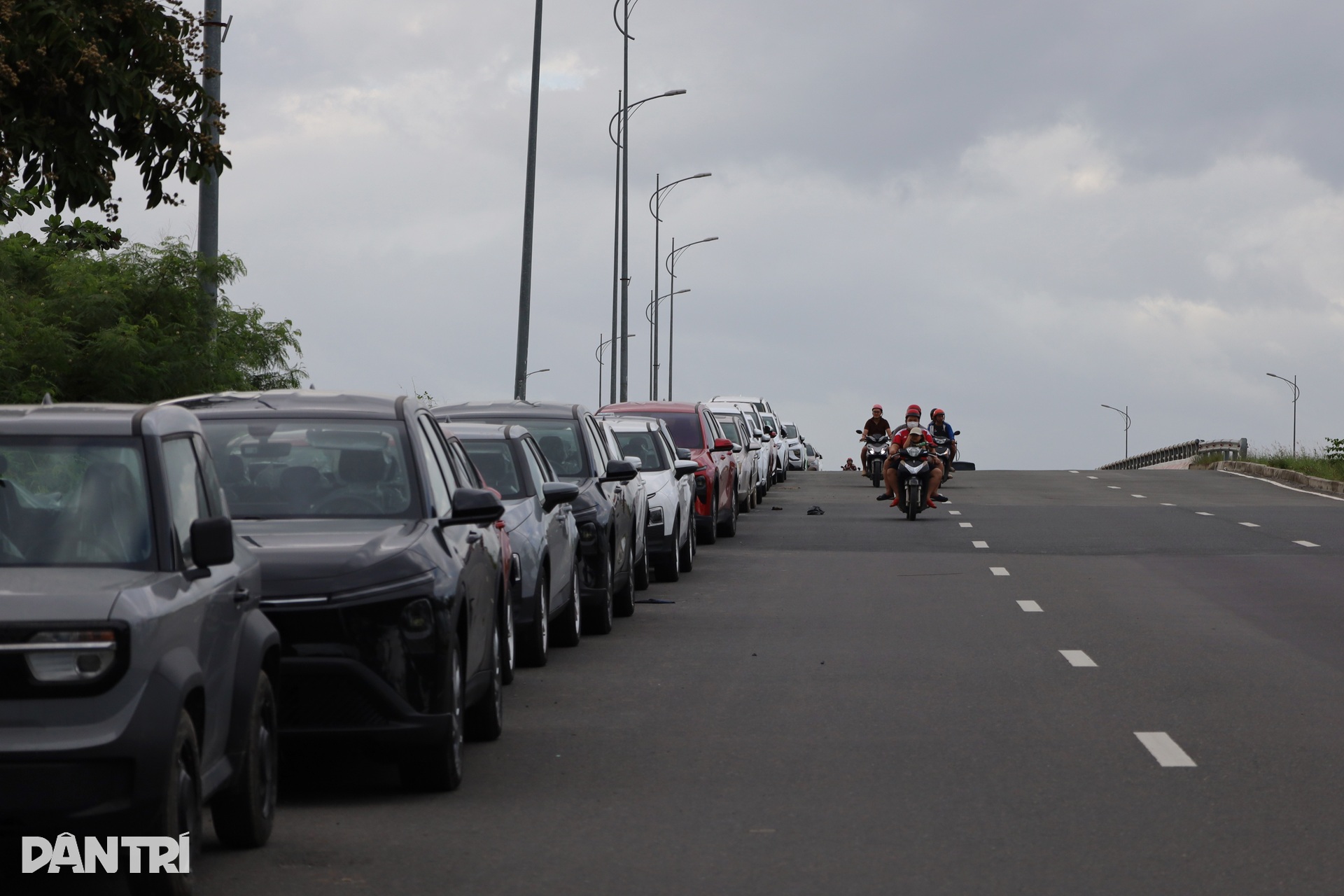 Hàng trăm ô tô lại nối đuôi nhau lên cầu tránh lũ, người đi đường bất ngờ - 3 Hàng trăm ô tô lại nối đuôi nhau lên cầu tránh lũ, người đi đường bất ngờ - 3