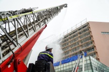 Hàng trăm cảnh sát phòng cháy chữa cháy diễn tập ở Hà Nội