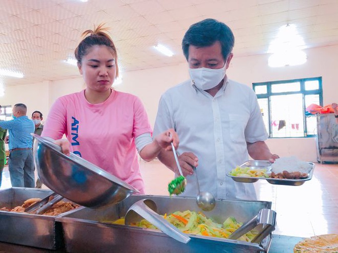 Ông Đoàn Ngọc Hải làm phục vụ quán cơm 30 phút để nhận 60 triệu đồng xây nhà cho người nghèo - Ảnh 1. Ông Đoàn Ngọc Hải làm phục vụ quán cơm 30 phút để nhận 60 triệu đồng xây nhà cho người nghèo - Ảnh 1.
