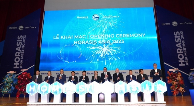 Đại biểu thực hiện nghi thức khai mạc diễn đàn Diễn dàn hợp tác Kinh tế Horasis Châu Á 2023.