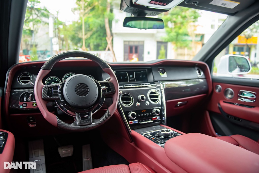 Rolls-Royce Cullinan độ Mansory đầu tiên về Việt Nam, đăng kiểm mất cả năm - 10 Rolls-Royce Cullinan độ Mansory đầu tiên về Việt Nam, đăng kiểm mất cả năm - 10