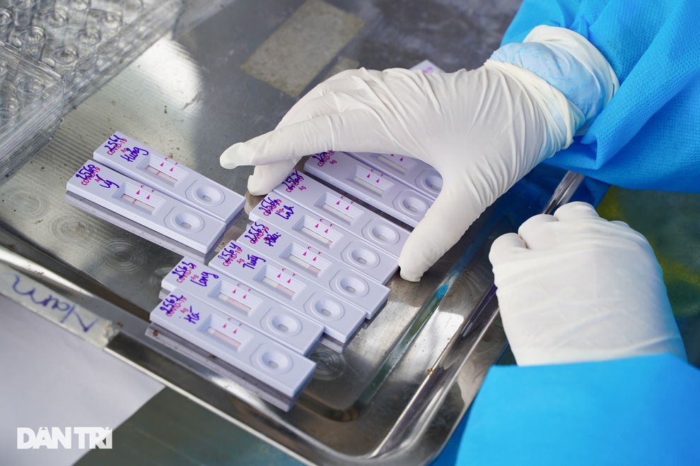 Test nhanh Covid-19 lưu động cho lái xe luồng xanh ngay tại bến ở Hà Nội - 6 Test nhanh Covid-19 lưu động cho lái xe luồng xanh ngay tại bến ở Hà Nội - 6