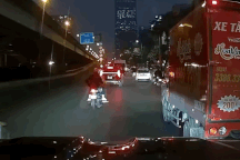 Nam sinh đi xe máy lao vào xe tải rồi tự ngã ra đường đầy khó hiểu