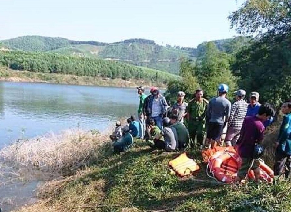 Chìm thuyền khi vượt sông đi vào rừng, 3 người mất tích - 1 Chìm thuyền khi vượt sông đi vào rừng, 3 người mất tích - 1