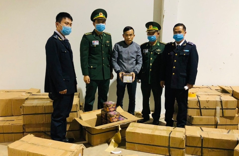 Bắt giữ hơn 1 tấn hàng nghi pháo hoa - 1 Bắt giữ hơn 1 tấn hàng nghi pháo hoa - 1