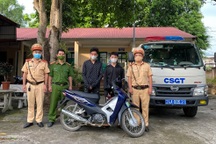 Nhóm thiếu niên bốc đầu xe máy rồi tông thẳng vào cảnh sát