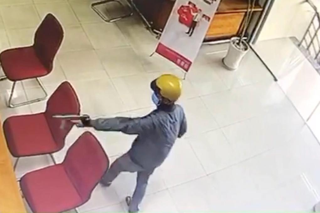 Bắt được nghi phạm dùng súng cướp ngân hàng ở Tiền Giang - 2 Bắt được nghi phạm dùng súng cướp ngân hàng ở Tiền Giang - 2