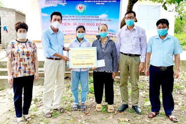 Hỗ trợ học sinh mồ côi vượt khó học giỏi 36 triệu đồng