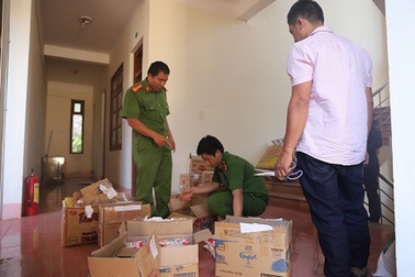 Khởi tố nhóm đối tượng làm bột ngọt giả từ bột xá Trung Quốc