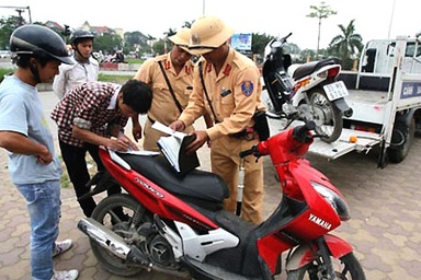 Phạt xe không chính chủ: “Được giao quyền nhưng không nên lạm quyền”