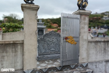 Kỳ lạ hàng loạt cổng sắt ở nghĩa trang "không cánh mà bay"