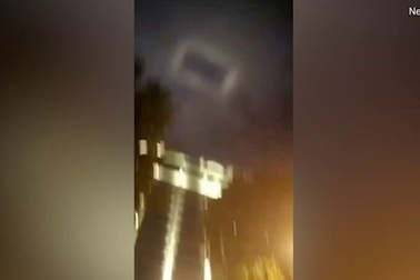 Vật thể hình chữ nhật khổng lồ phát sáng bí ẩn trên bầu trời đêm