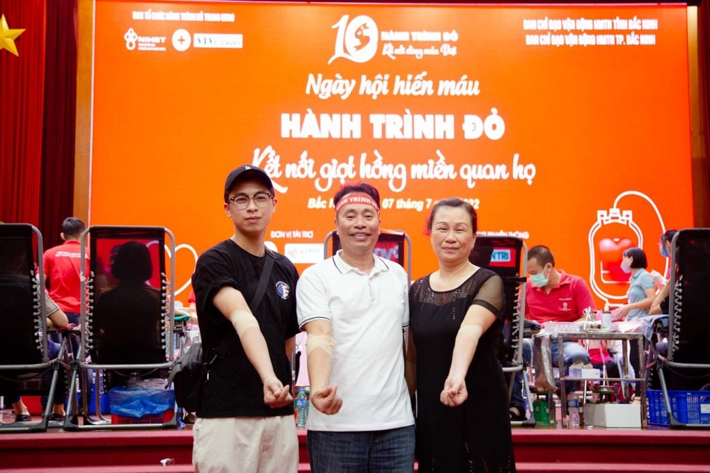 Ngưỡng mộ Ronaldo, người đàn ông đi 15km để hiến máu - 1