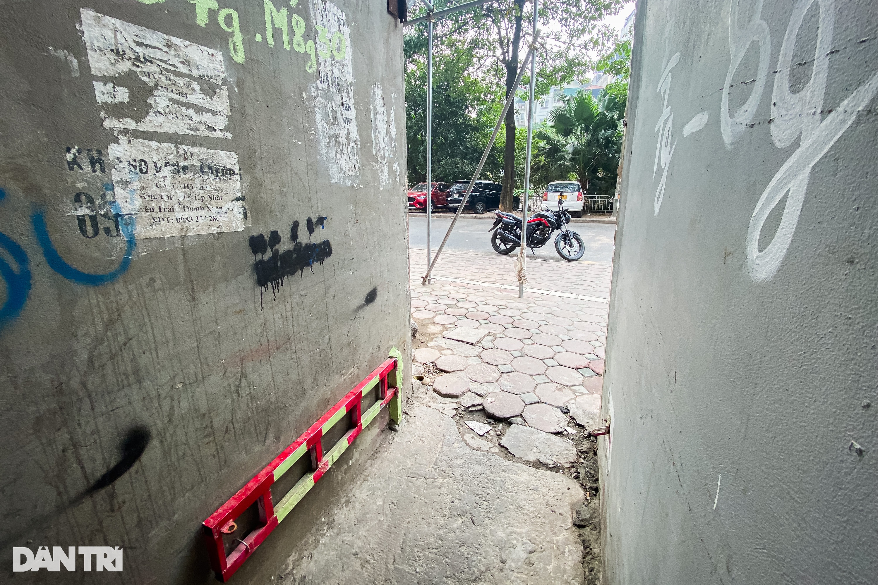 Người dân lập barie chặn xe máy ở Hà Nội: Khổ sở vì ồn ào, tắc đường - 5 Người dân lập barie chặn xe máy ở Hà Nội: Khổ sở vì ồn ào, tắc đường - 5