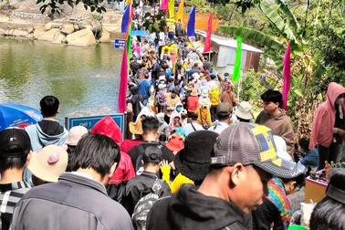 Hàng nghìn người chen chân lên núi cao nhất miền Tây mùng 4 Tết