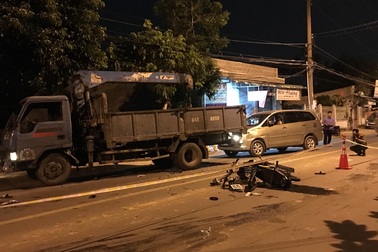 Đi chơi lễ, 2 thanh niên bị xe tải cán thương vong