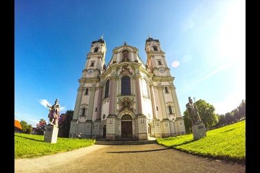 Toàn cảnh tu viện cổ đẹp lộng lẫy