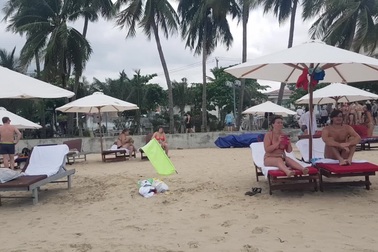 Giữa mùa dịch Covid-19, khách Nga vẫn tấp nập ở Nha Trang