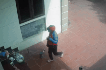 Shipper giao hàng giữa trưa, hành động bất ngờ khi chủ nhà vắng mặt