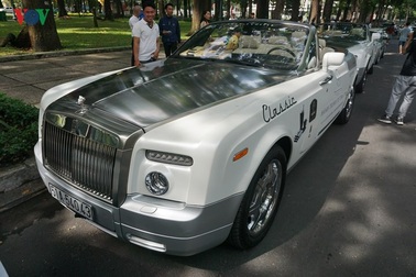 Cận cảnh bộ đôi Rolls-Royce của ông chủ cafe Trung Nguyên