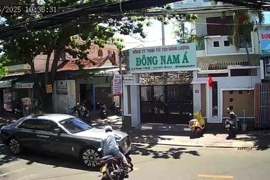 Phản ứng bất ngờ của người đàn ông đi xe máy sau khi đâm vào xe Rolls-Royce