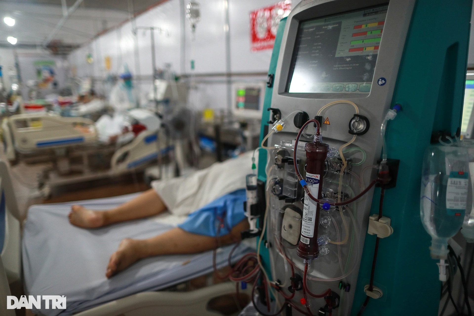 Bệnh viện dã chiến TPHCM quá tải, bệnh nhân phải nằm ghế bố khắp hành lang - 13