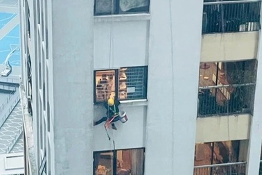 Dân chung cư Hà Nội phá cửa sổ, cứu thợ sơn lơ lửng trong dông lốc