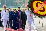 Đại biểu dự Đại hội MTTQ Việt Nam vào Lăng viếng Chủ tịch Hồ Chí Minh