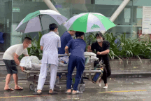 Y bác sĩ dầm mưa, vượt bão cấp cứu bệnh nhân